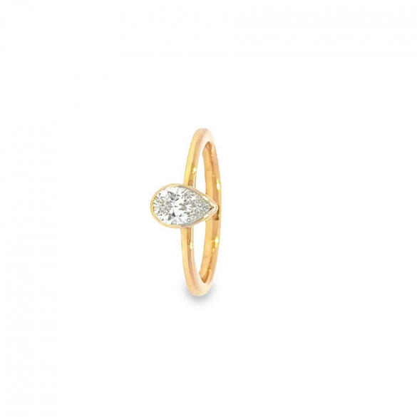 ELEGANT YELLOW GOLD RING WITH SUSTAINABLE PEAR DIAMONDS - NET WEIGHT 2.53 CT