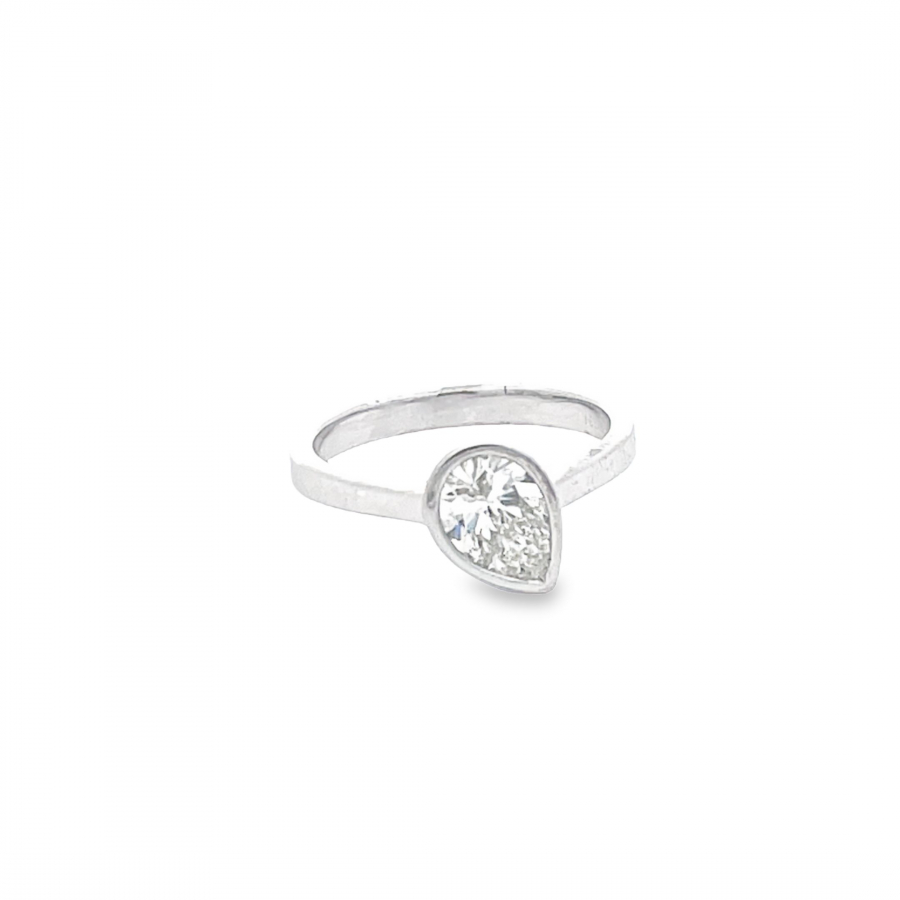  A GLITTERING SYMBOL OF A.JPGECTION : STUNNING SILVER RING WITH LAB GROWN DIAMOND