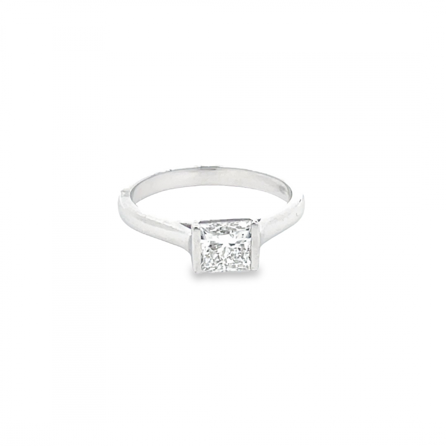  A TIMELESS TOKEN OF LOVE : SILVER RING WITH STUNNING LAB GROWN DIAMOND.